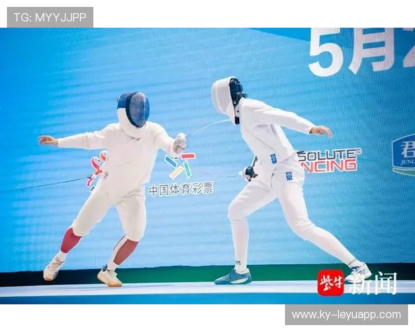 击剑对抗快攻，刺中红灯引爆欢呼的瞬间